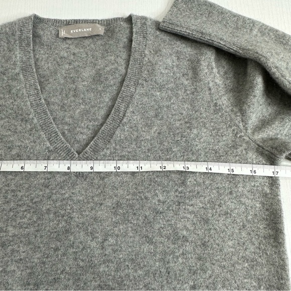 Everlane Women’s V-Neck Cashmere Sweater Size Small - Picture 10 of 10